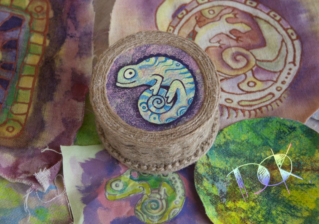 Авторская плетеная шкатулка с изображением хамелеона