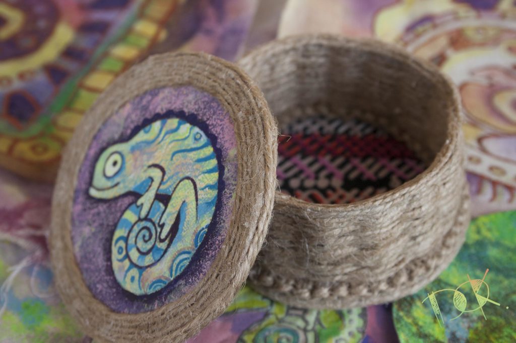 Авторская плетеная шкатулка с изображением хамелеона