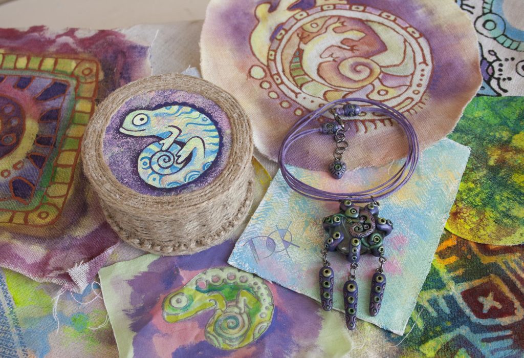Авторская плетеная шкатулка и кулон с изображением хамелеона