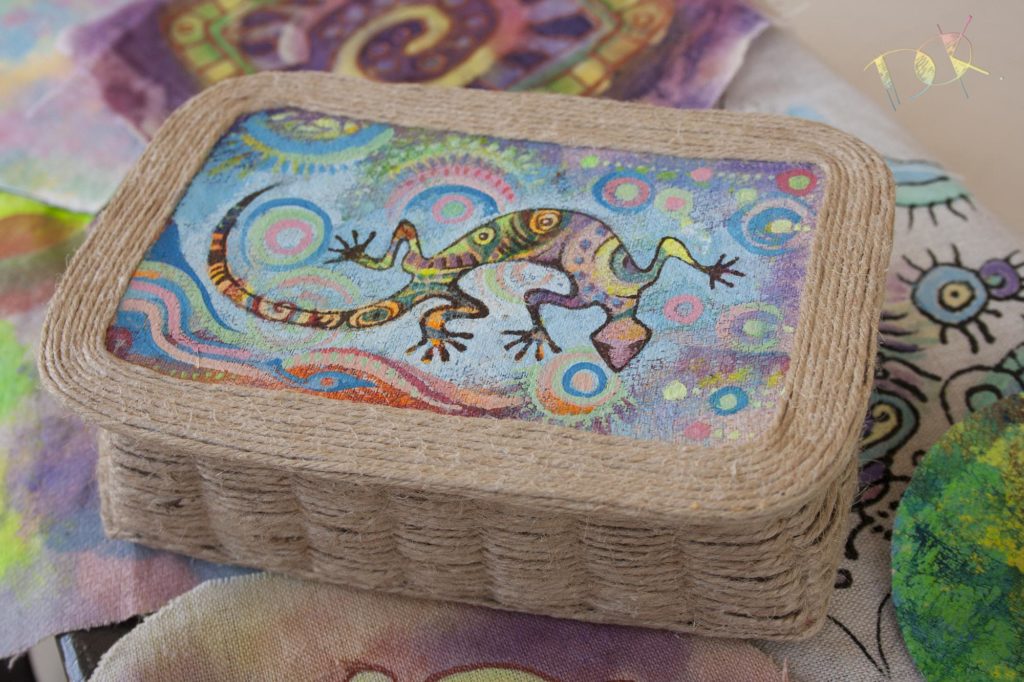 Авторская плетеная шкатулка с изображением ящерицы